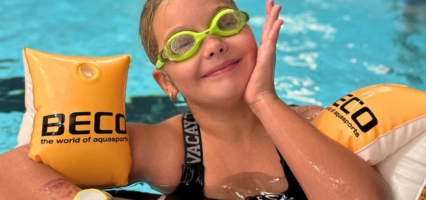 Физические тренировки в воде для подростков и членов их семей в бассейне Купишкис