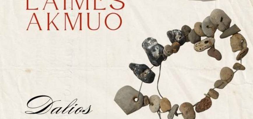 Dalios Navanglauskienės skylėtų akmenukų kolekcijos paroda „Laimės akmuo“