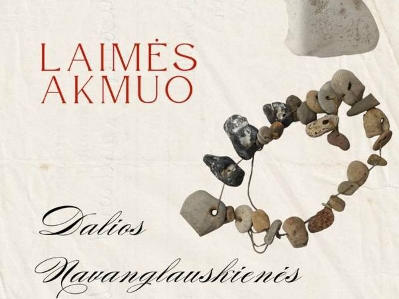 Dalios Navanglauskienės skylėtų akmenukų kolekcijos paroda „Laimės akmuo“