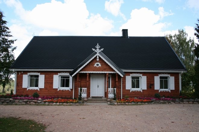 Homestead "Pas sesutes" ("At Sisters")